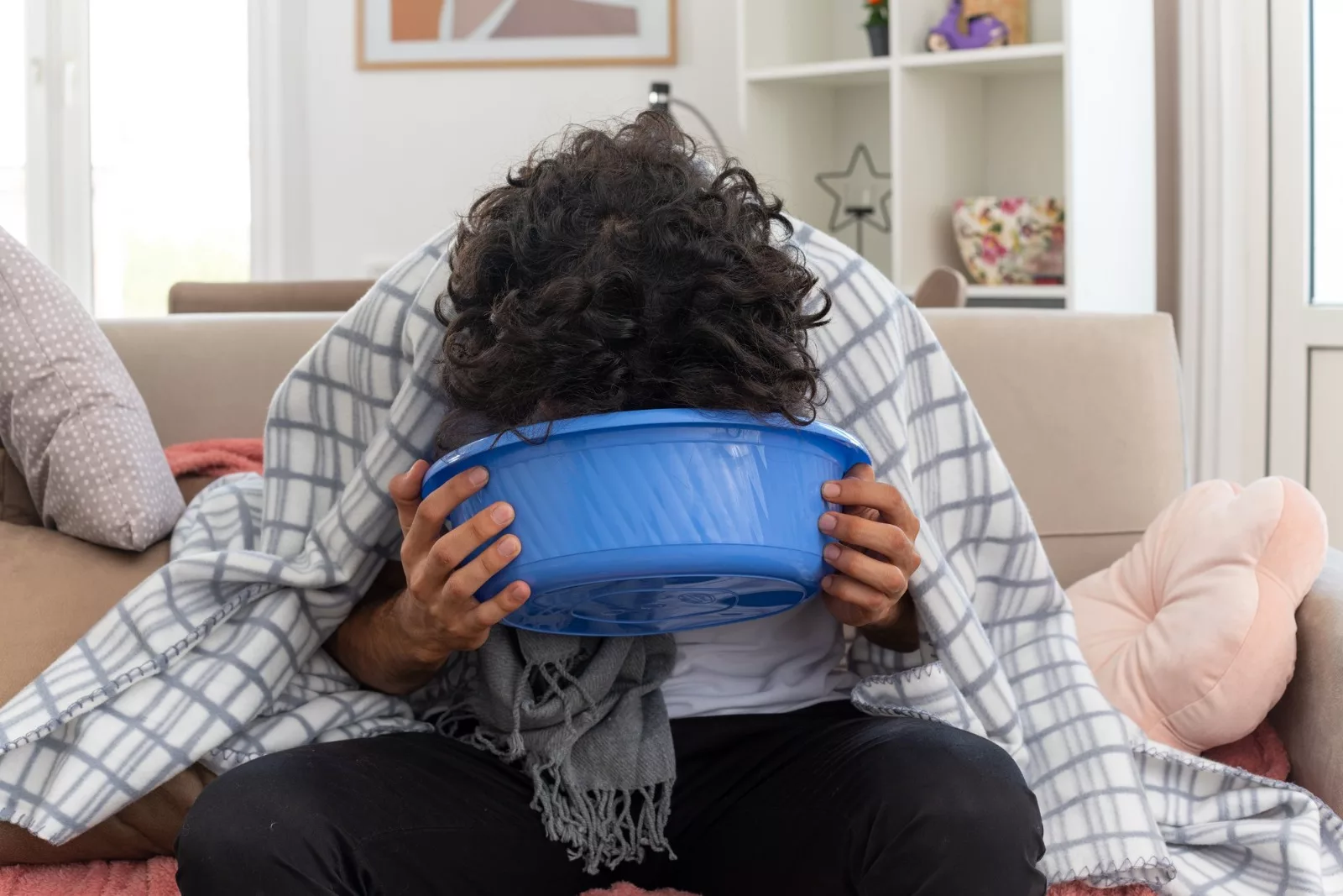 Vrouw met een teil tegen misselijkheid