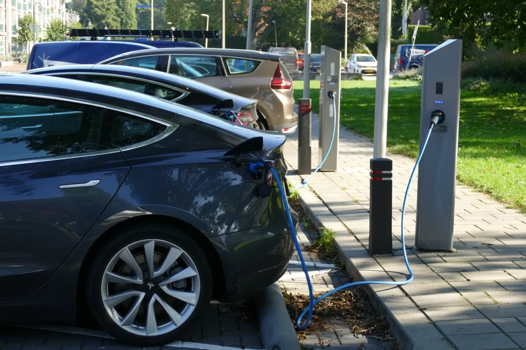 Elektrische auto aan een laadpaal.