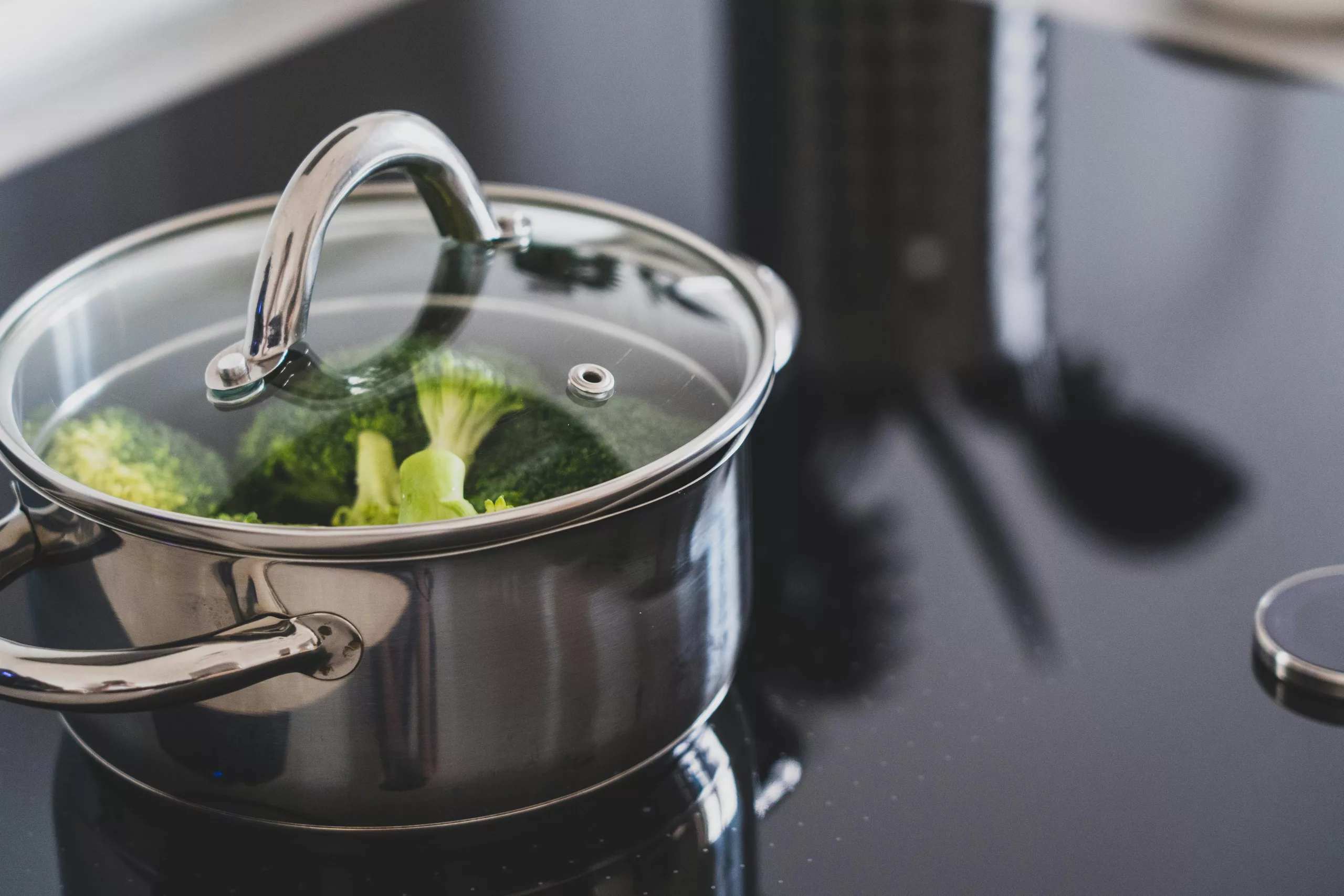 Een pan met broccoli