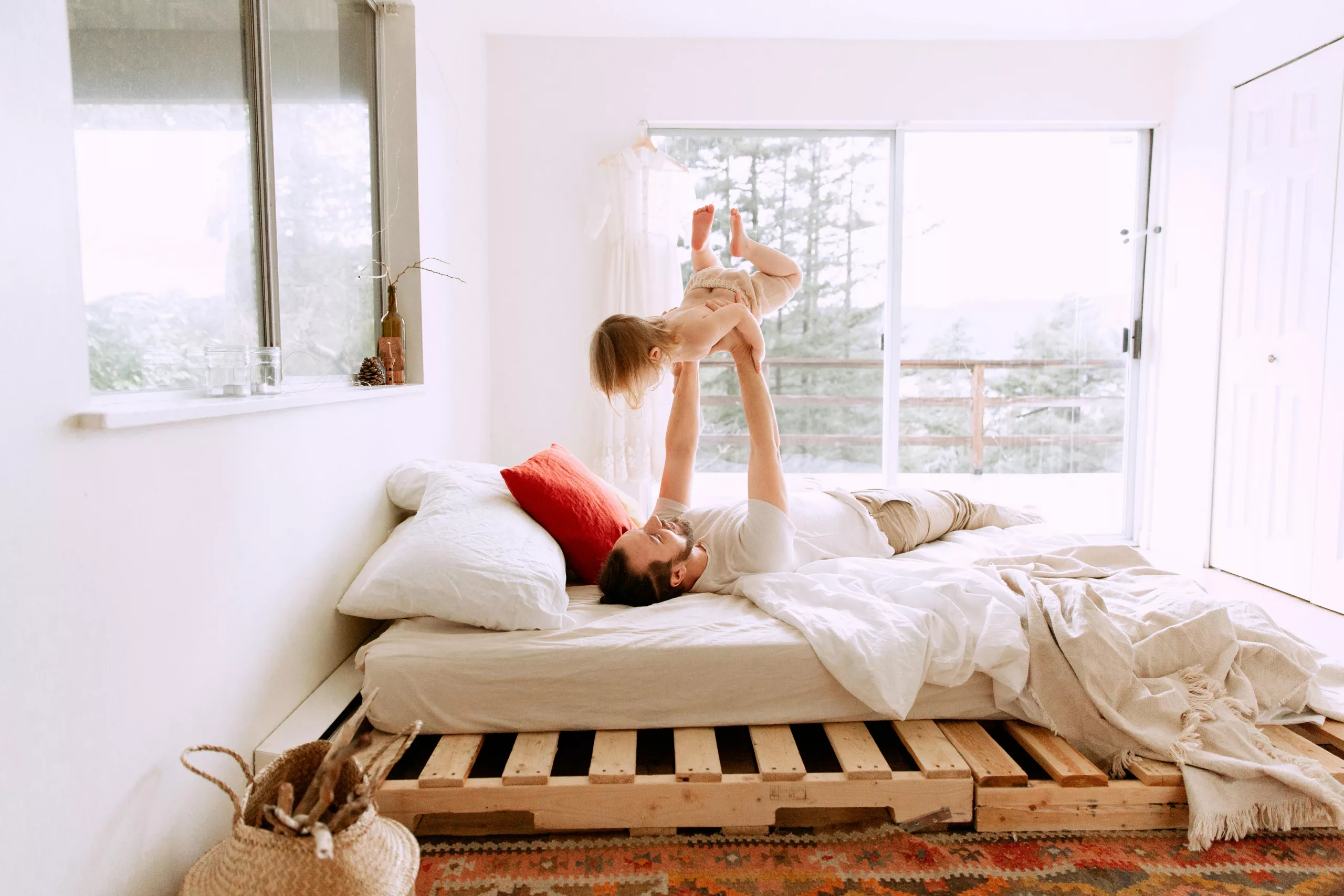 Vrouw tilt haar kind op in bed