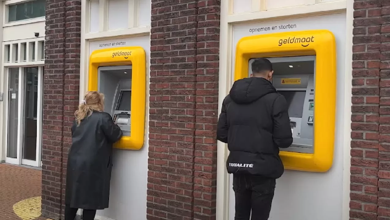 Geld storten bij een geldmaat