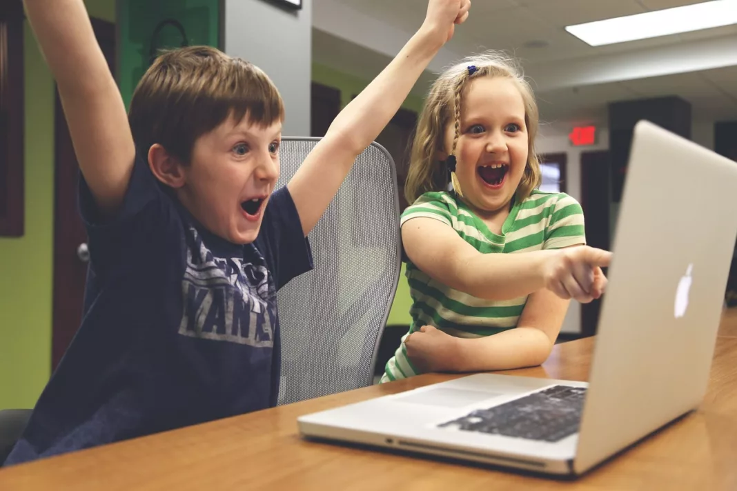 Kinderen zijn blij met de kinderbijslag 2024