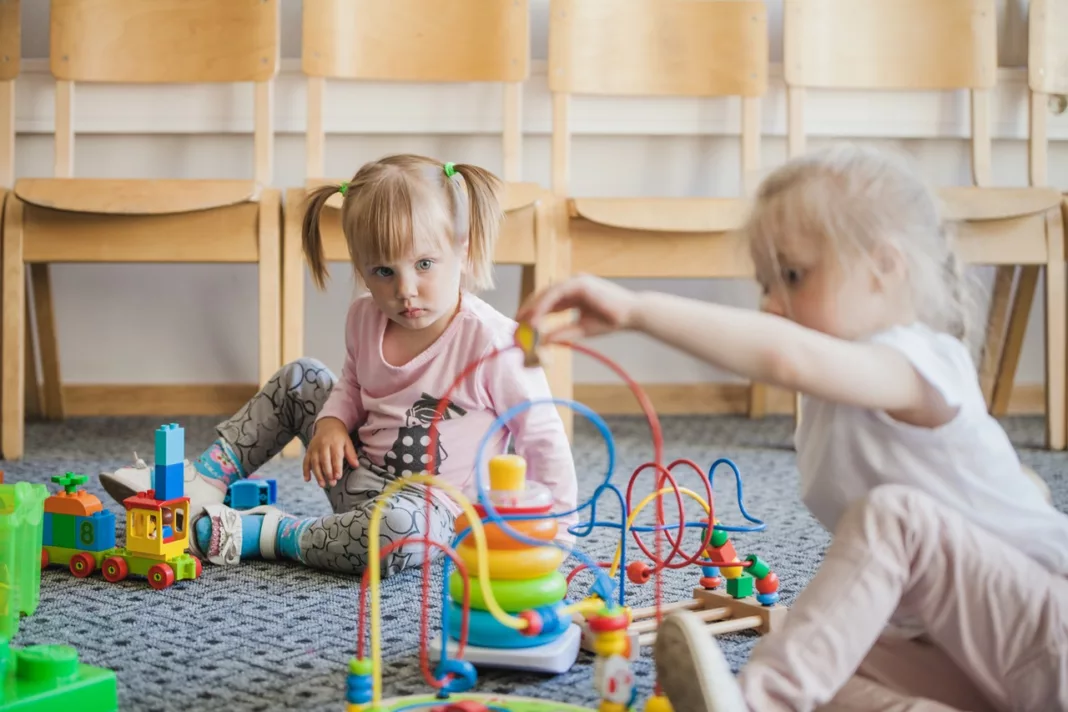 Kinderen spelen in de opvang