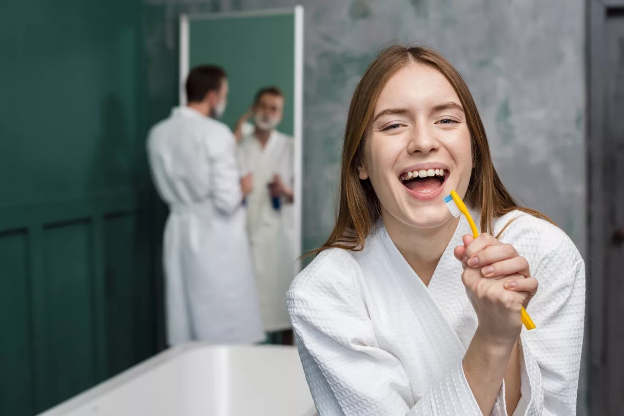 Vrouw poetst haar tanden in de badkamer