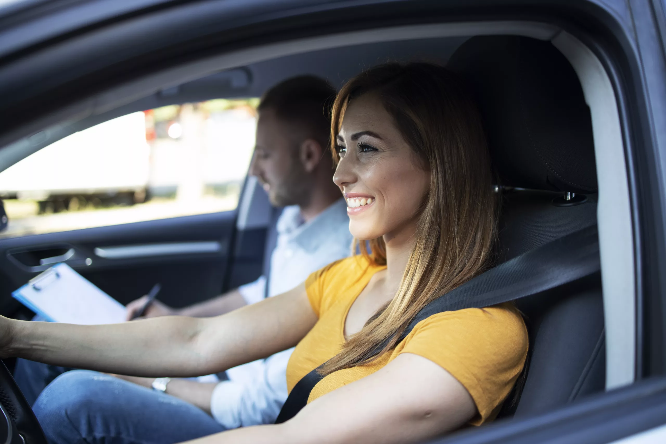 Wat kost rijles? Student die les krijgt