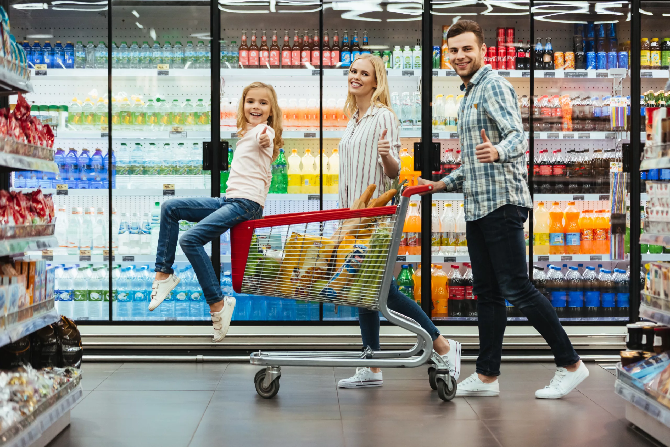 Gezin in een supermarkt