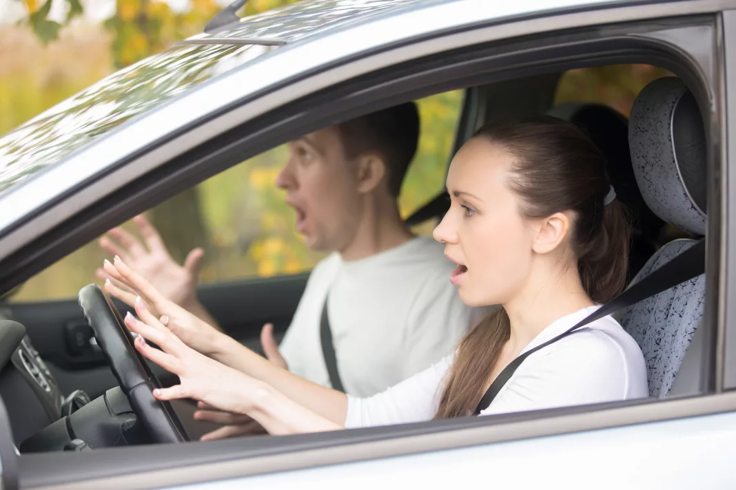 Leerling en instructeur in de auto