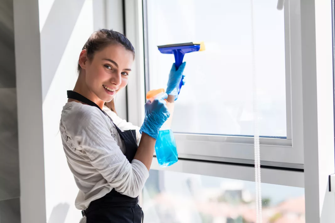 Vrouw maakt de ramen streeploos schoon