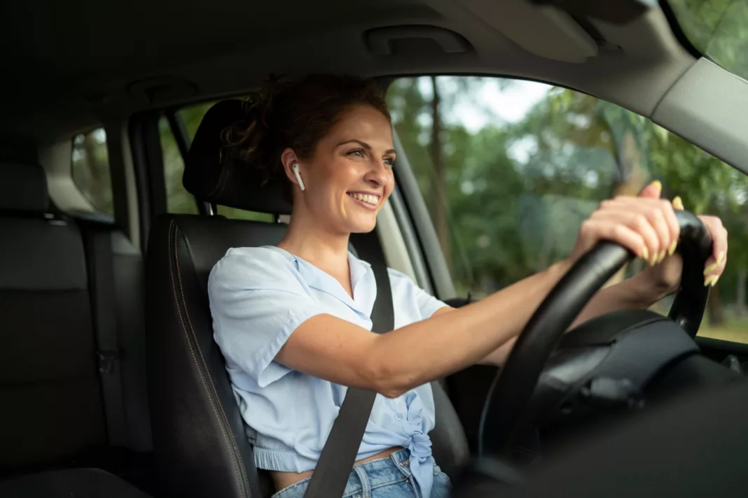 Vrouw rijdt auto