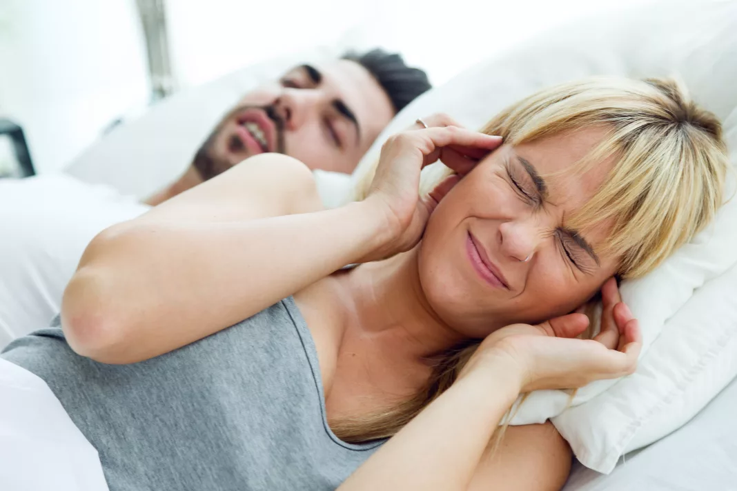 Vrouw kan niet slapen door het snurken