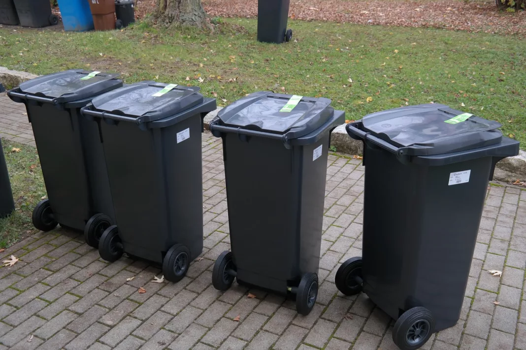 De zwarte kliko buiten zetten