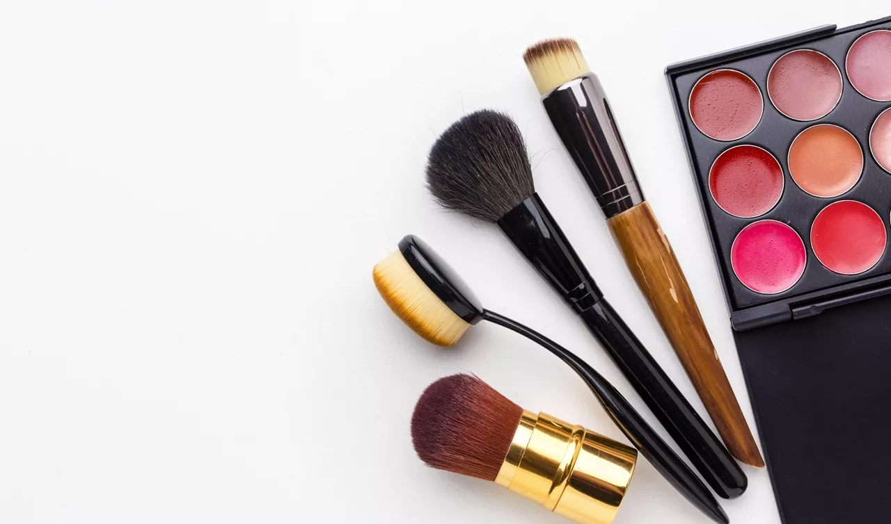 Make-up: Zolang kun je dagelijks laten zitten zonder risico op huidproblemen