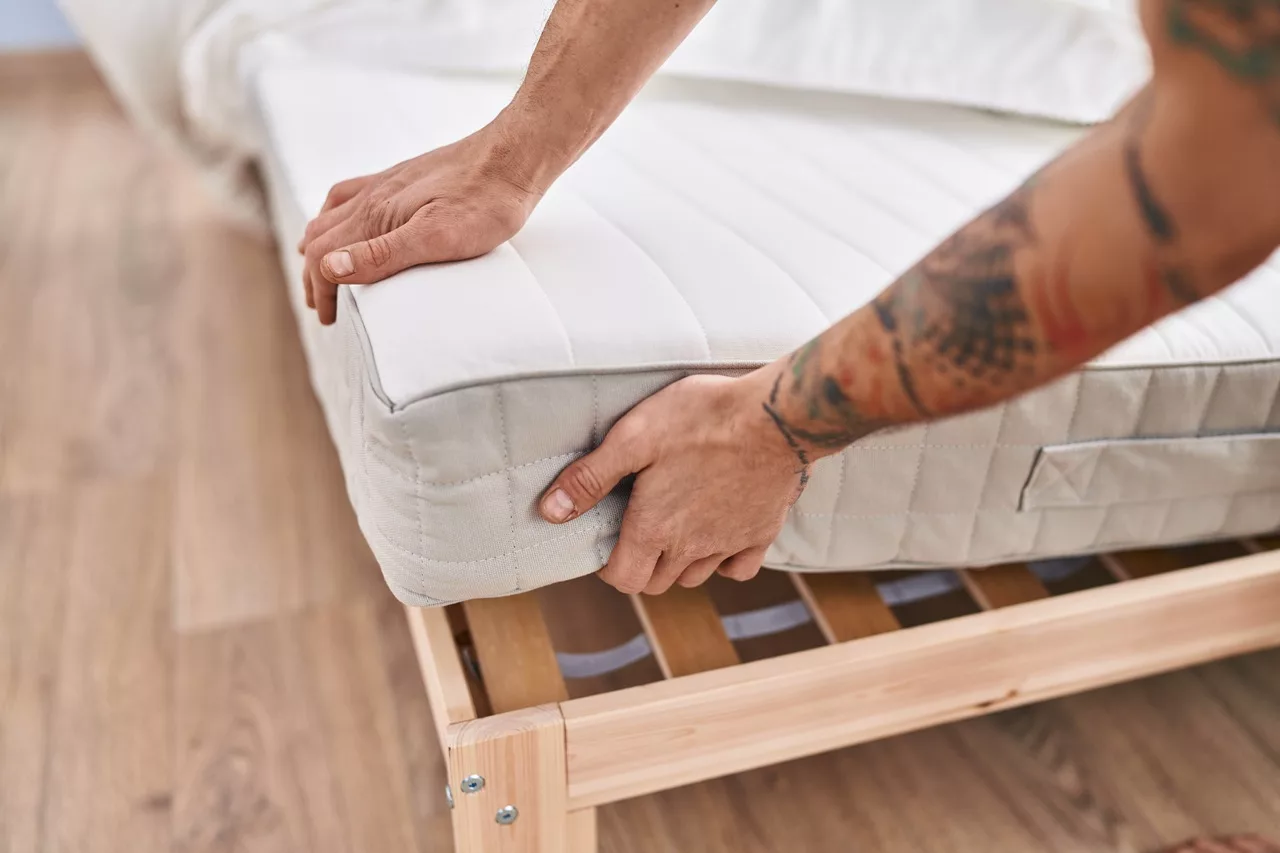 Man tilt een matras op