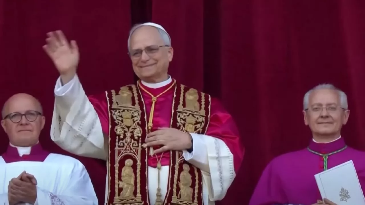 Paus Leo XIV staat op het balkon van het Vaticaan