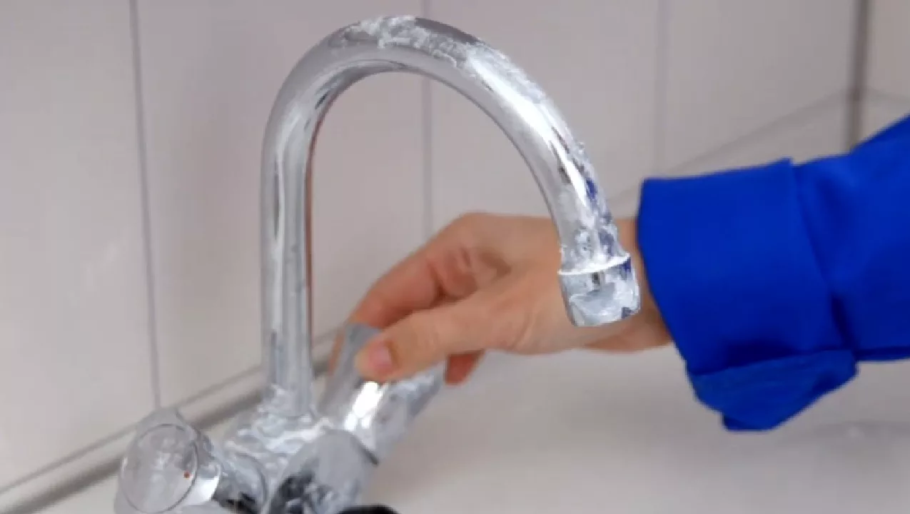 Badkamerkraan vol met kalkaanslag