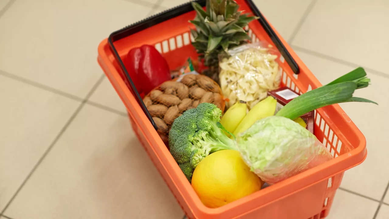 Een mandje gevuld met boodschappen