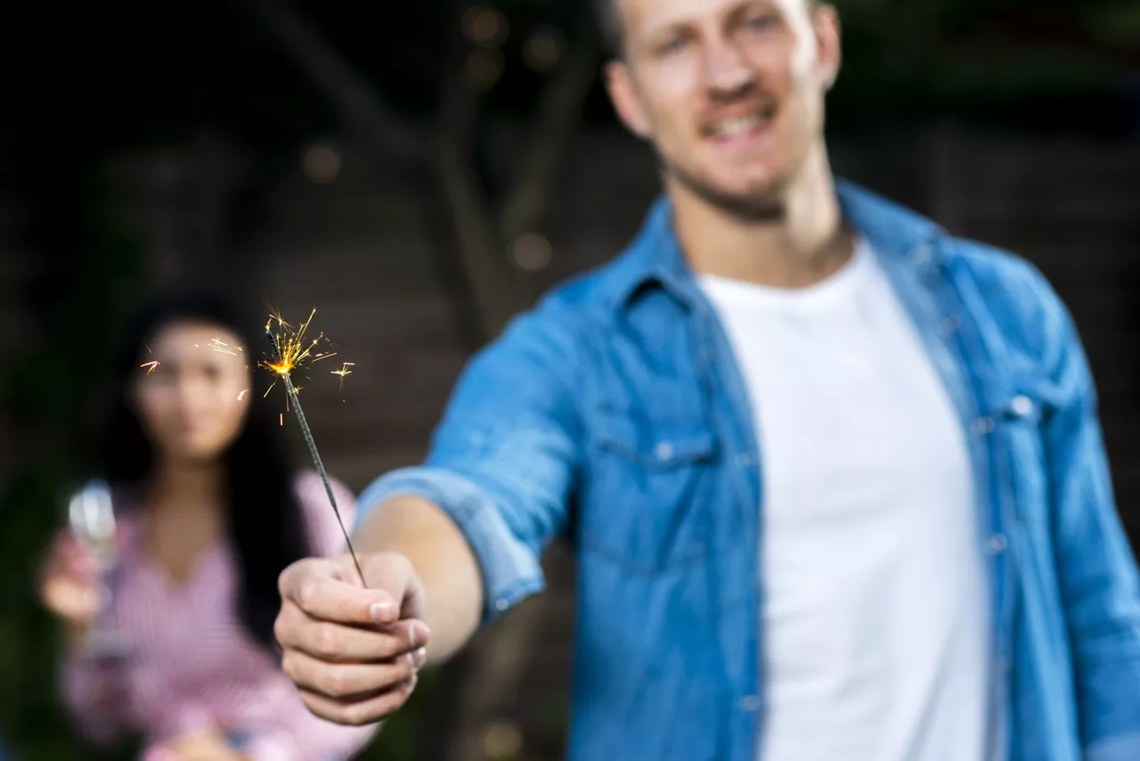 Man houdt een sterretje in zijn hand