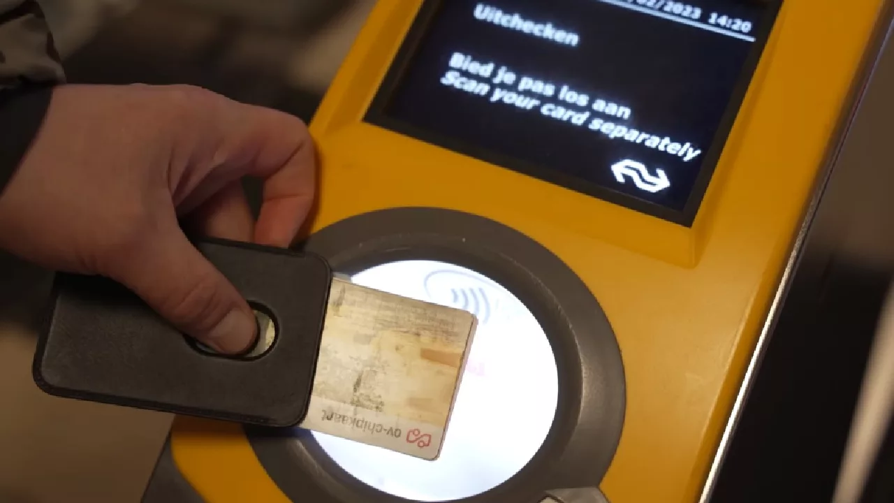 Reiziger checkt in met een OV-chipkaart op een NS-treinstation