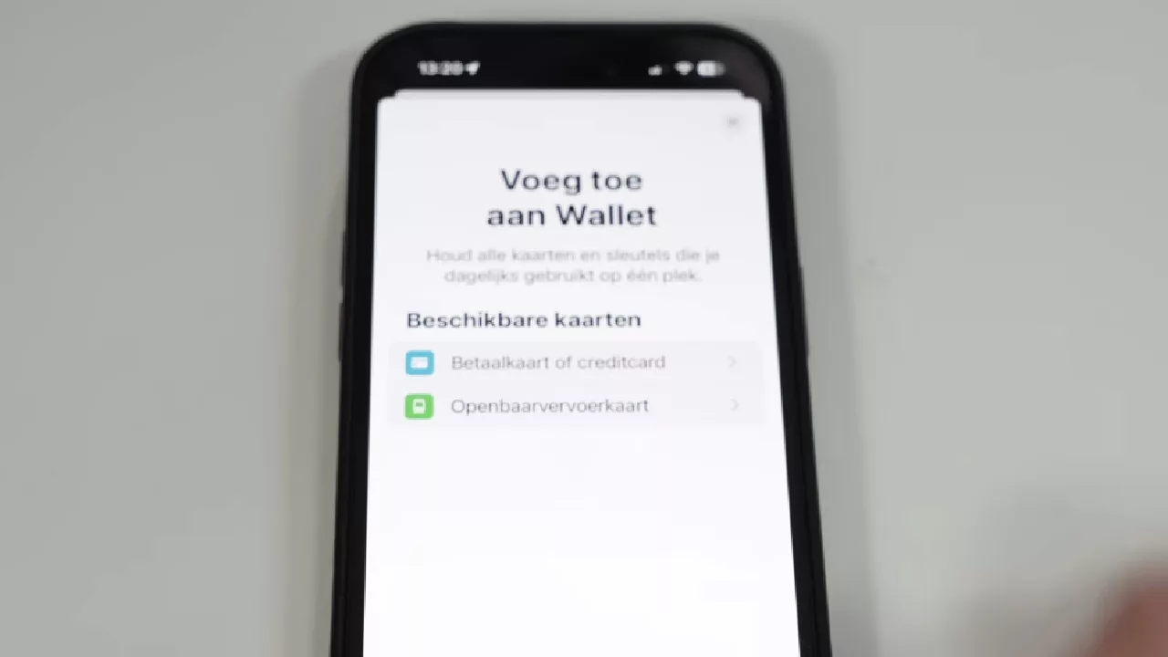 Smartphone met de optie om een betaalkaart of een openbaarvervoerkaart toe te voegen