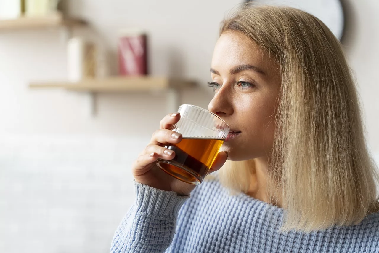 Vrouw drinkt uit een beker